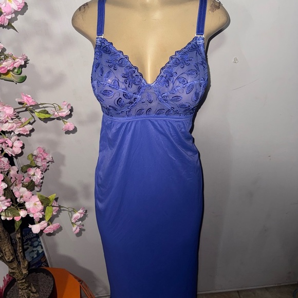 Elegant Blue Lace Chemise - Picture 3 of 8